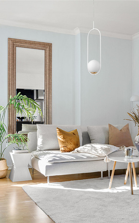 Biała lampa wisząca ze złotym, ozdobnym elementem K-5300 z serii MALTA