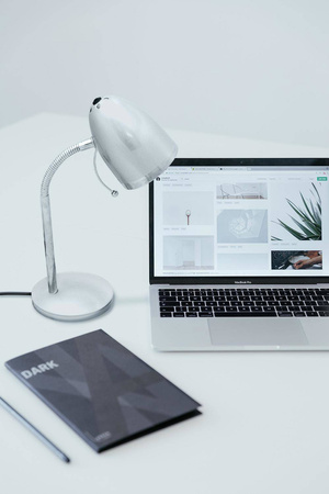 Stylowa lampka biurkowa dla ucznia K-MT-200 SREBRNY z serii KAJTEK