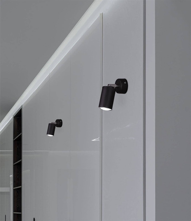 Industrialna, czarna lampa ścienna w kształcie tuby K-4408 z serii MONTI